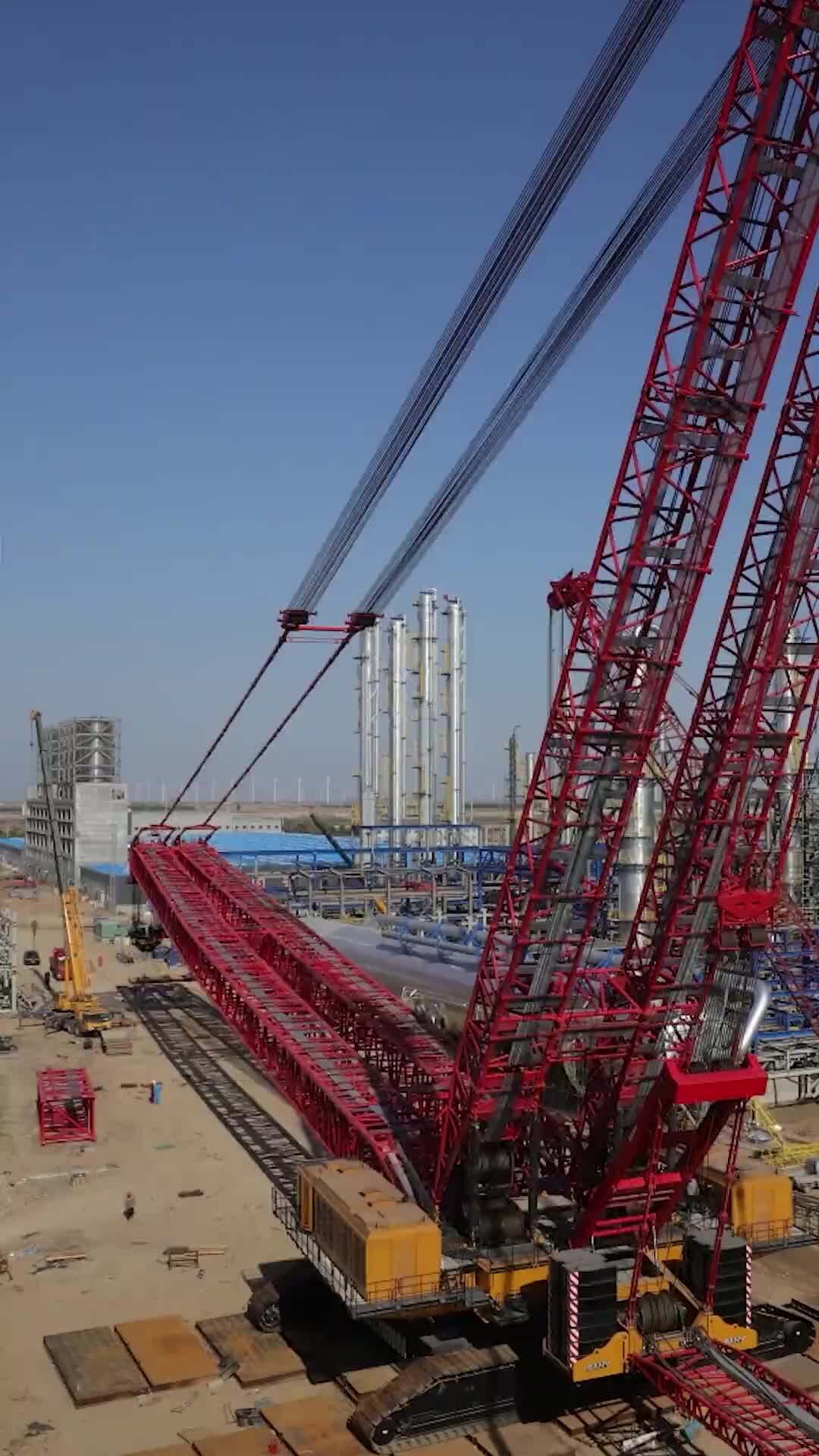 起重巨力神登陆齐鲁三一scc40000a履带起重机已就位